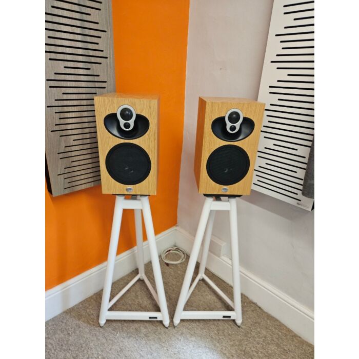 Linn Majik 109 Bookshelf speakers, Ex Display in Natural Oak