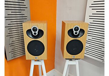 Linn Majik 109 Bookshelf speakers, Ex Display in Natural Oak